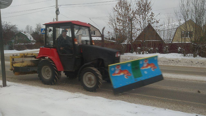 Две сотни рабочих вышли на улицы округа для борьбы со снегопадом