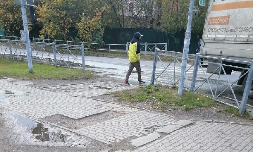 Тротуар на оживлённом перекрёстке в Дедовске рассыпается на глазах
