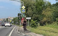 Истринцы идут к «Ленте» через груду обломков, рискуя попасть под колёса