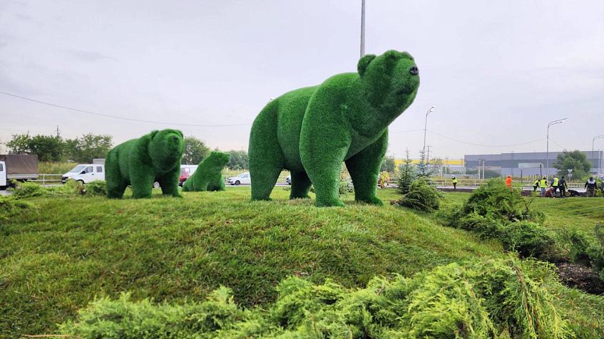 Зелёного медведя можно заметить на подъезде к Павловской Слободе