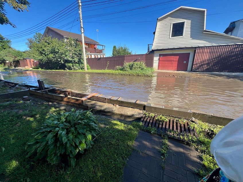 Большая лужа преградила дорогу водителям и пешеходам на улице Ленина