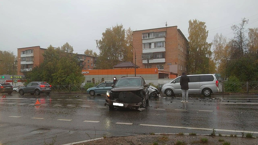 Несколько автомобилей столкнулось на Волоколамском шоссе в Истре