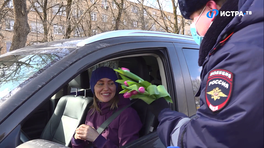 ГИБДД поздравила женщин за рулём с наступающим праздником