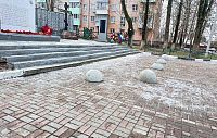 Парковку вблизи памятника ВОВ ограничили бетонными полусферами 