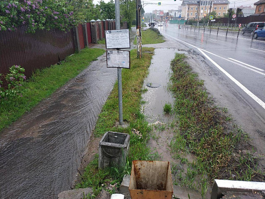 Пешеходы по лужам а асфальт. Пешеходы по лужам а вода по асфальту рекой. Лужицы остановка. Автобусная остановка среди луж.