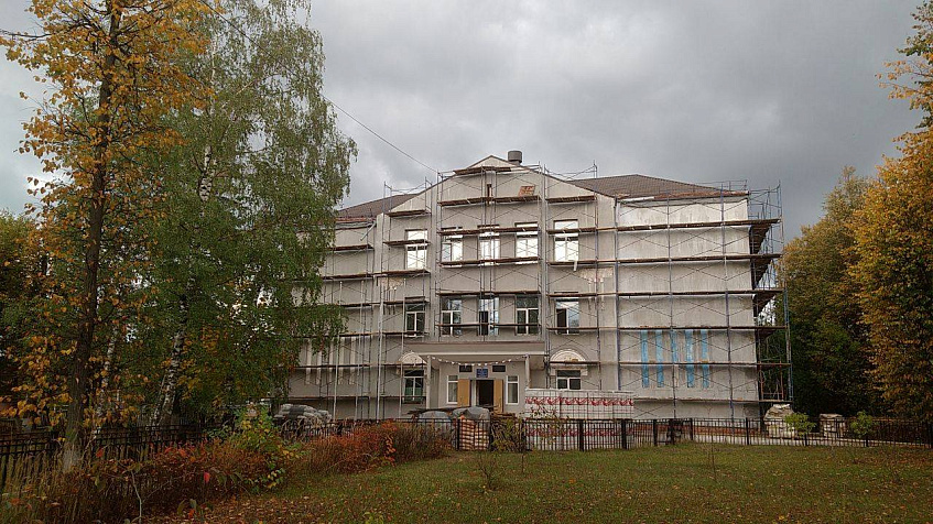 После ремонта старинная лепнина на фасаде Чеховской школы останется 