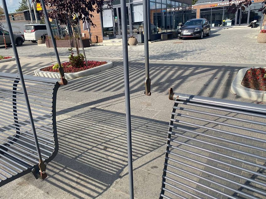 В Истре качели сорвались с петель