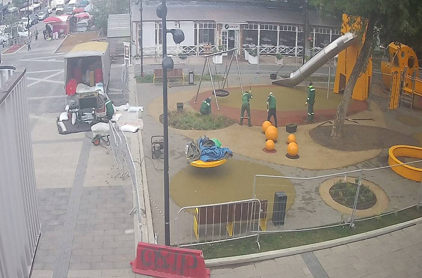 На новой детской площадке в Истре в очередной раз меняют покрытие (ВИДЕО)