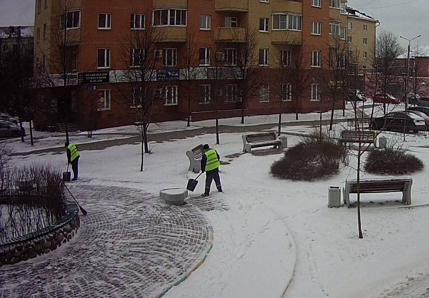  200 дворников вышли на борьбу со снегом