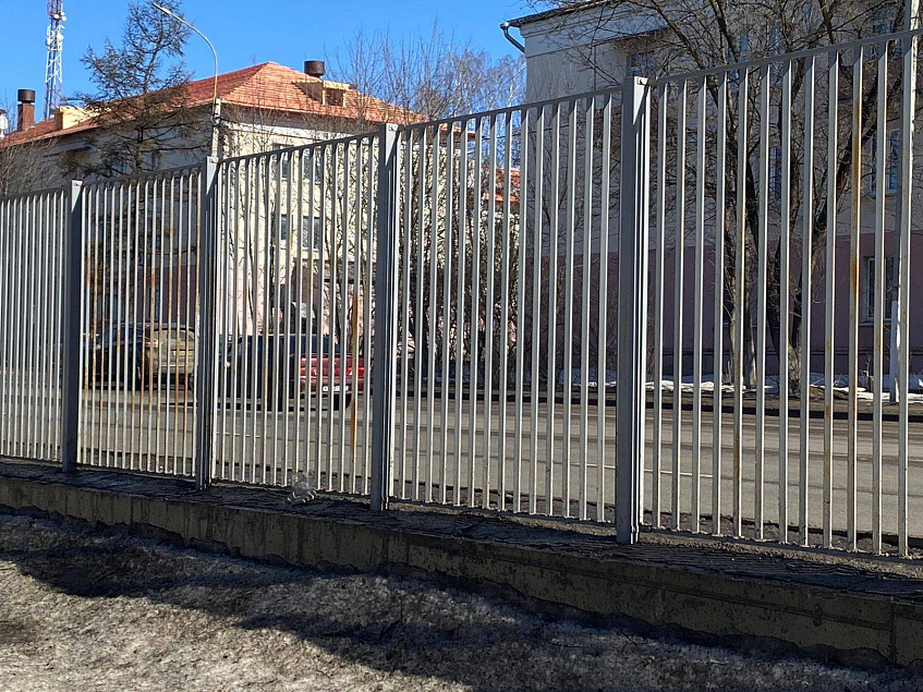 Новый забор в центральном парке пообещали привести в достойный вид до конца мая