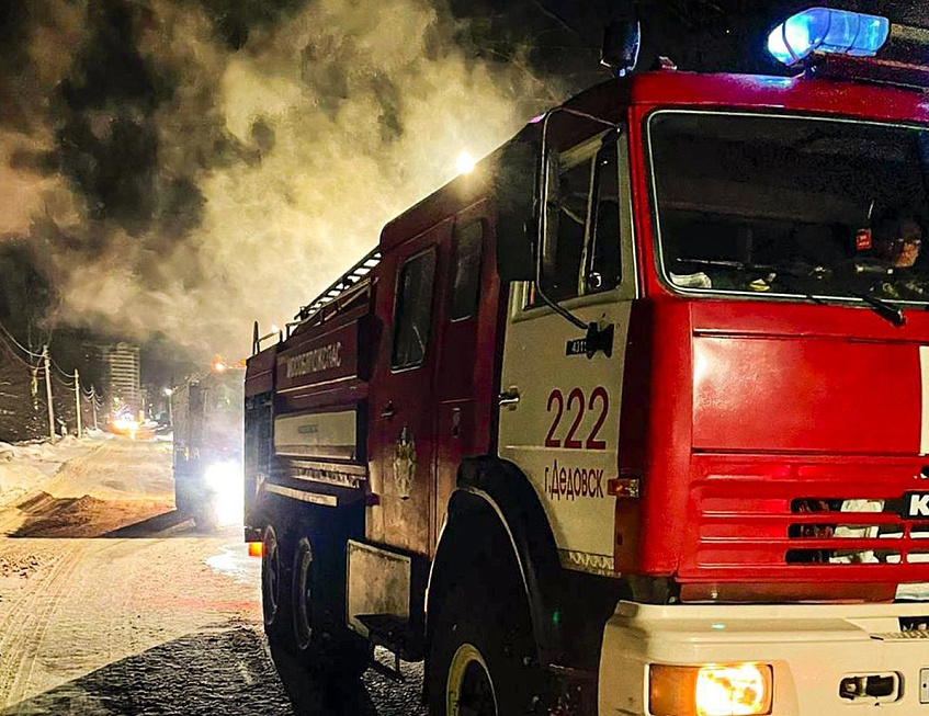 Пожарные отстояли от огня частный дом в Дедовске