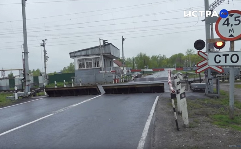 В Первомайском временно ограничат движение на переезде