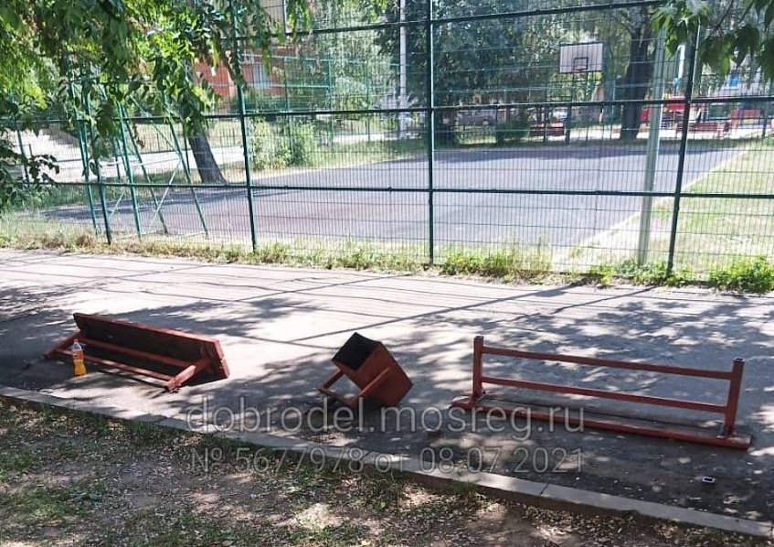Благоустроители оправдали демонтаж лавочек во дворе села Павловская Слобода