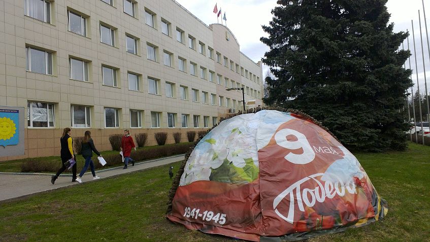 В Истре клумбы украсили праздничными чехлами