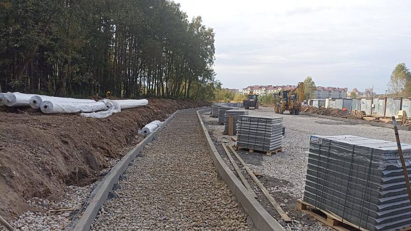 На подъезде к «Соколке» полным ходом идёт строительство дороги и тротуара