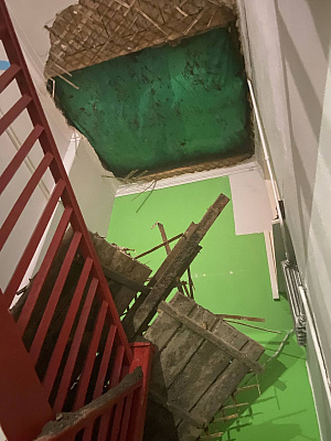 В Дедовске в подъезде многоквартирного дома обрушился потолок
