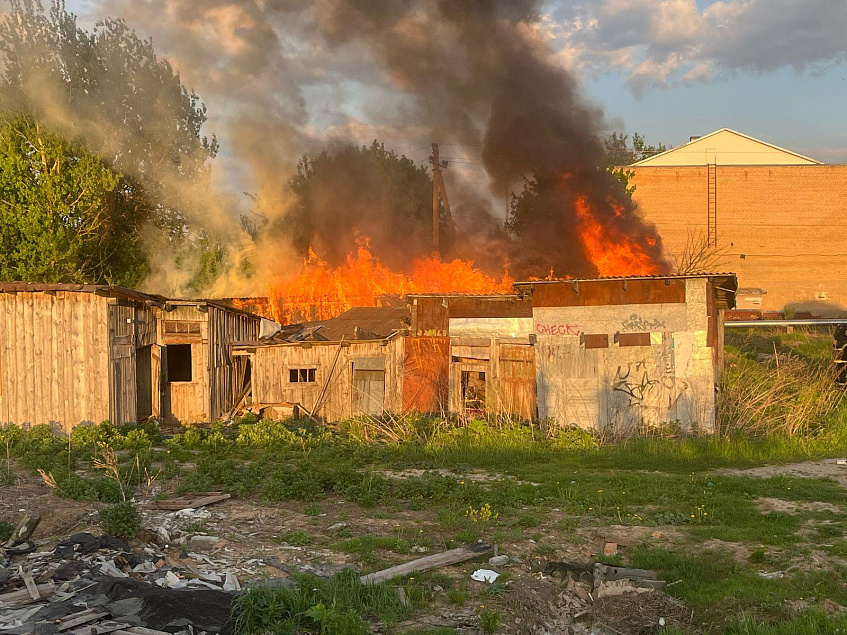 В Новопетровском горят сараи