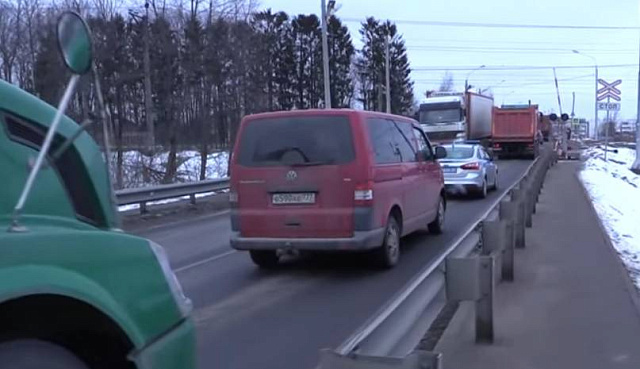 Автовладельцы из Новопетровского ждут ремонта дорог и новой эстакады