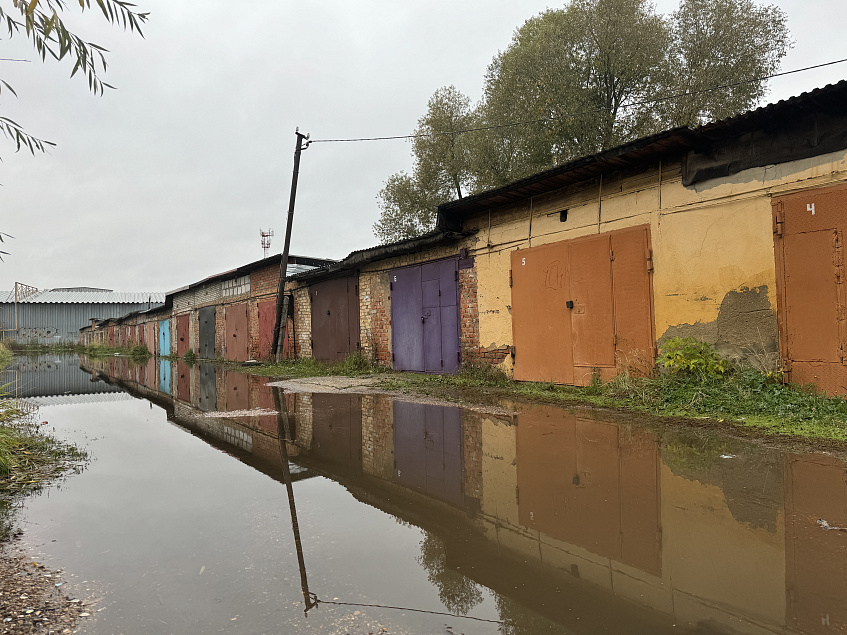 В Дедовске автомобильные гаражи превратились в лодочные