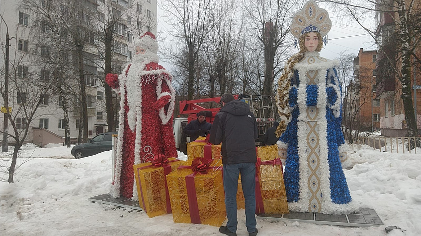 На въезде в Истру установили Деда Мороза и Снегурочку (ВИДЕО)