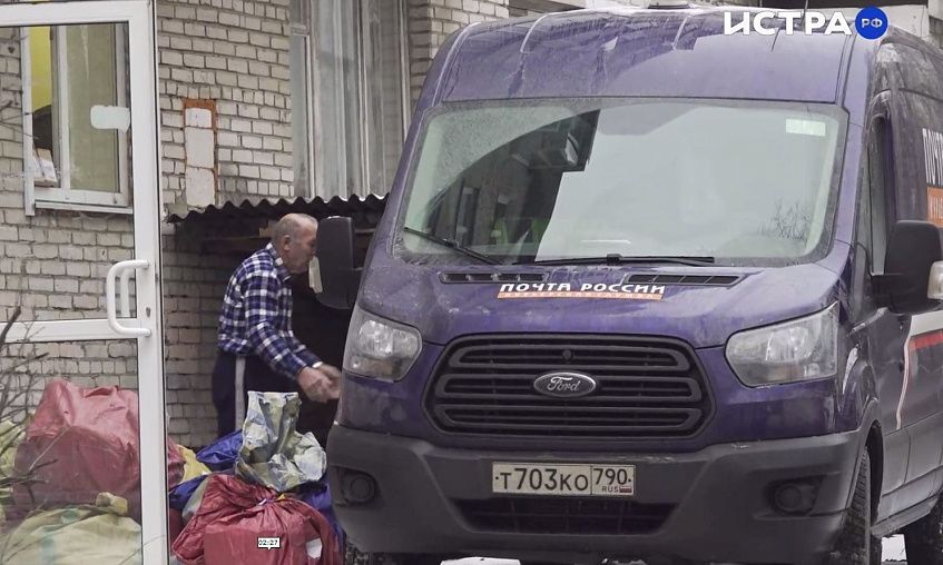 Жители многоквартирного дома вынуждены делить двор с клиентами почты