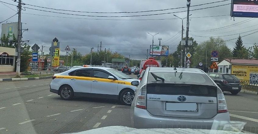 Почти 40 автомобилей службы такси в Истре отправили на спецстоянку