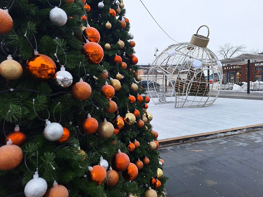 Улицу 15 лет Комсомола нарядили к Новому году