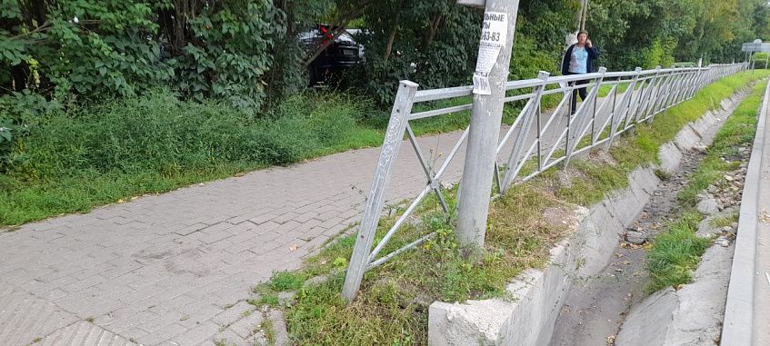 Волоколамское шоссе: светофор поддерживает изгородь