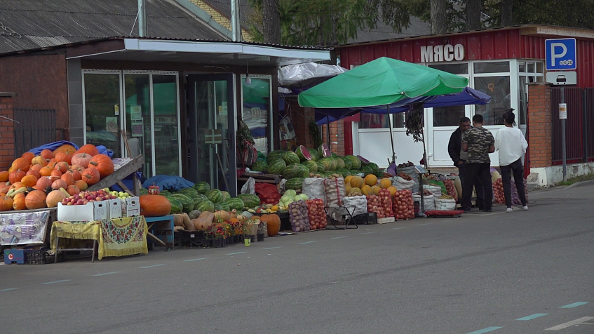 Торговлю у платной парковки на улице 15 лет Комсомола убирать не собираются