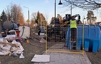 Рабочие повредили водовод при прокладке кабеля в недавно благоустроенном сквере