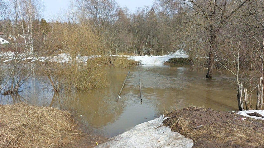 В Истринском округе три моста ушли под воду из-за паводка
