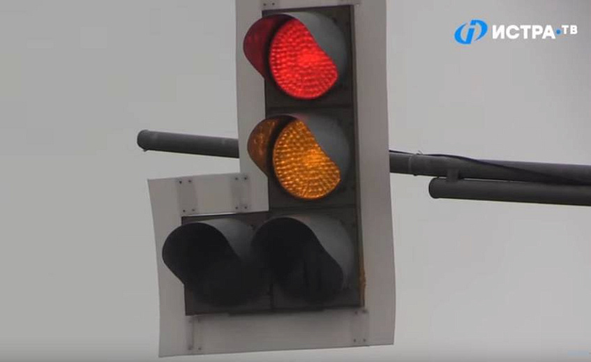 Автомобилисты просят отключить светофор в Крючково на время ремонта моста