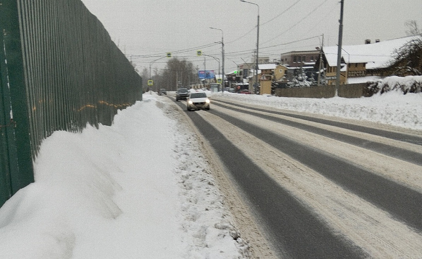Тротуары, построенные по указу губернатора, завалены снегом