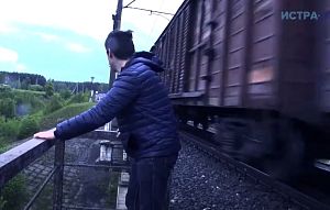 «А мимо пролетают поезда»: к станции Манихино-1 жители добираются с риском для жизни