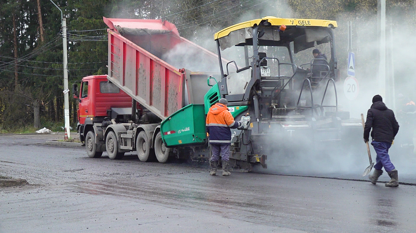 В посёлке Глебовский укладывают асфальт. Не мокро ли?