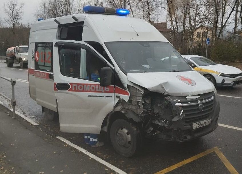 Автомобиль скорой помощи попал в ДТП