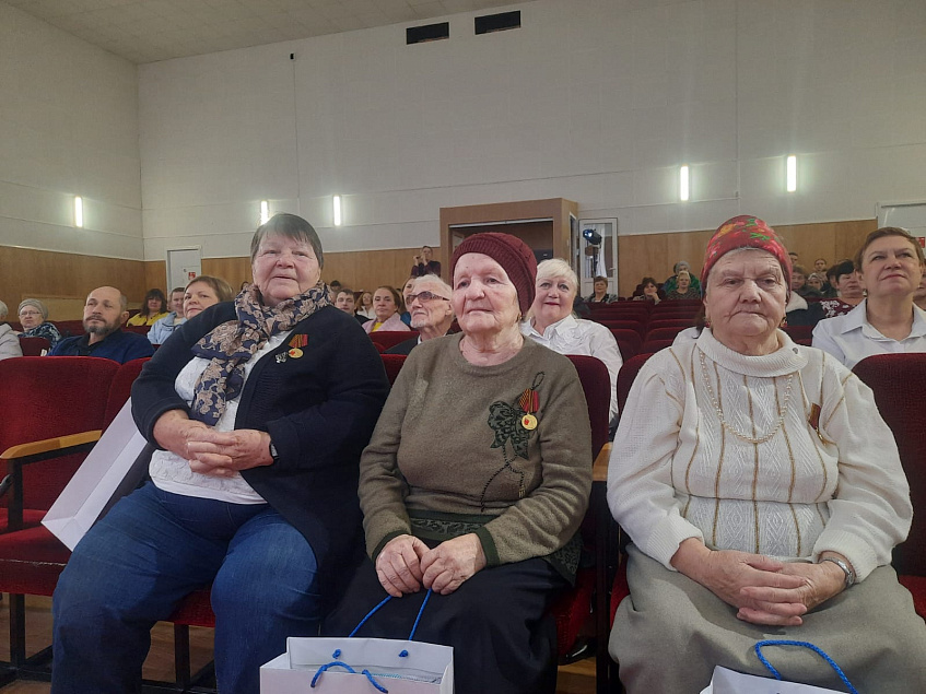 Ветераны в Кострове получили юбилейные медали «80 лет Победы в Великой Отечественной войне 1941 – 1945 гг.» 