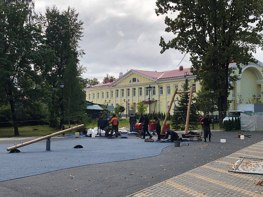 «Дерево и резина»: в Дедовске готовятся к открытию новой детской площадки