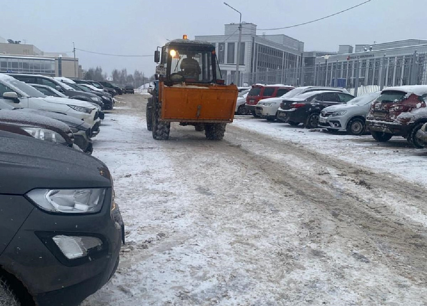 Парковку у новой больницы признали бесхозяйной и забрали в муниципалитет