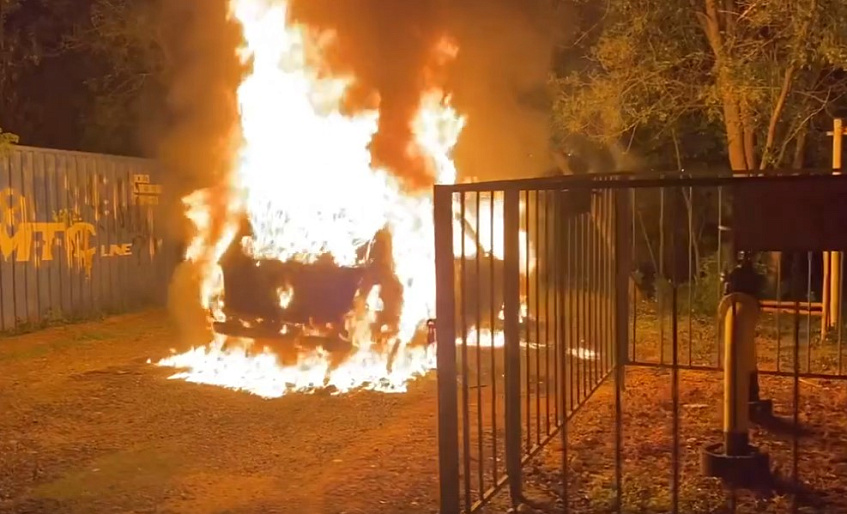 В Истре ночью сгорел легковой автомобиль (ВИДЕО)