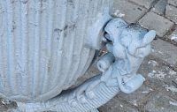 Как мифический грифон соседствует с городской реальностью
