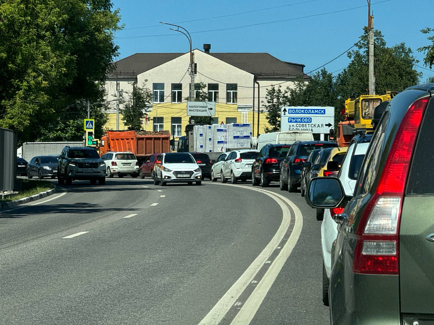 Дорожники усугубили пятничные пробки в Истре