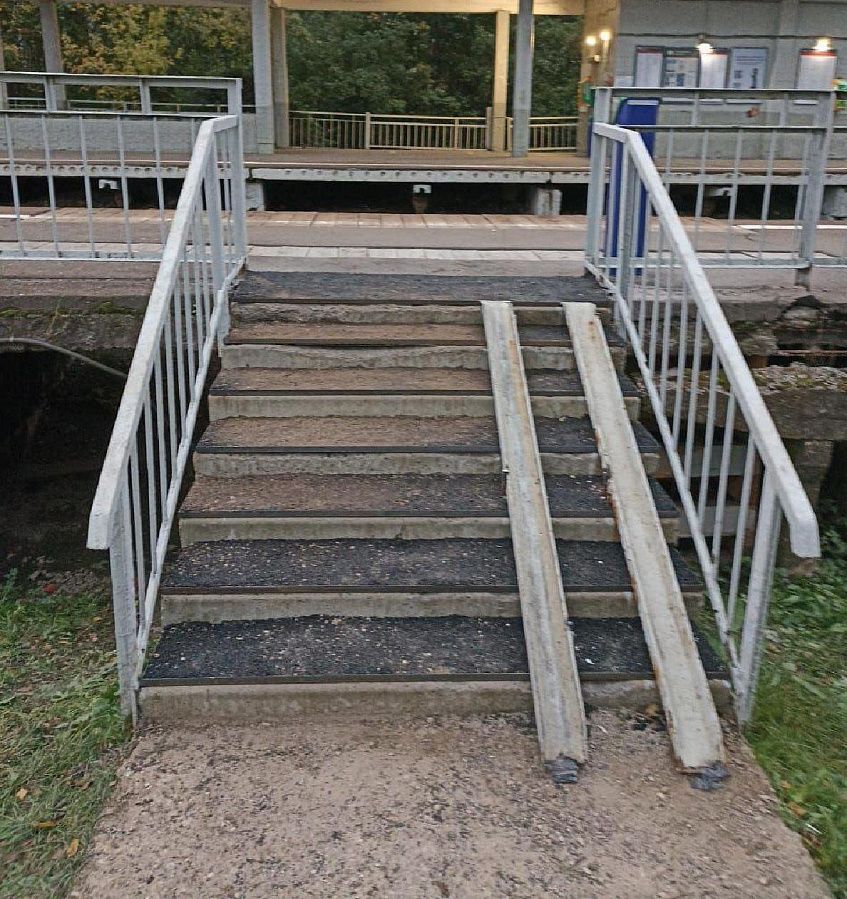 Опасную лестницу на Миитовской залепили асфальтом 