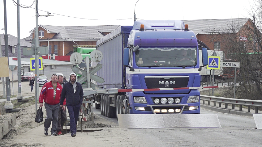 Огромная пробка образовалась прямо сейчас на переезде в Новопетровском 