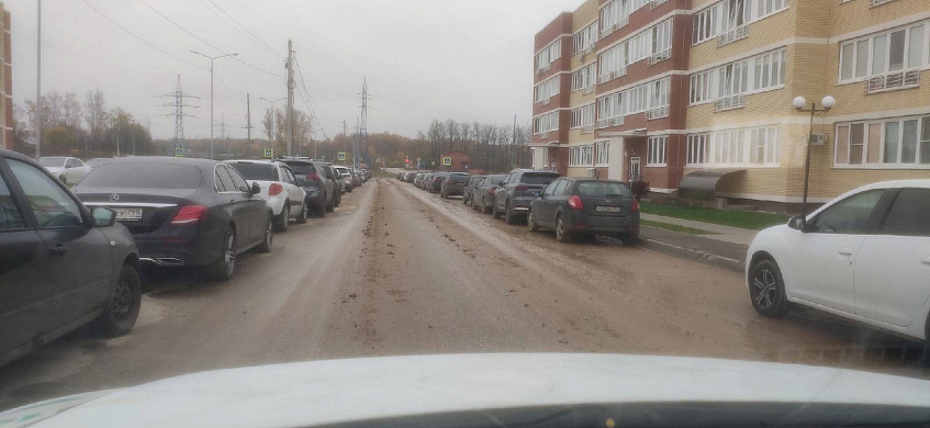 Грузовики развозят грязь со стройки по дорогам «Малой Истры»  