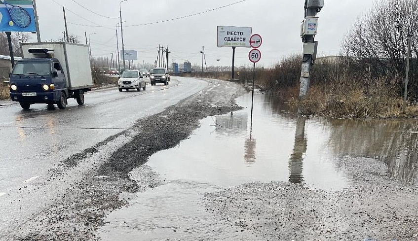 Чья вода: «На обочину региональной дороги течёт вода с дороги муниципальной...» 