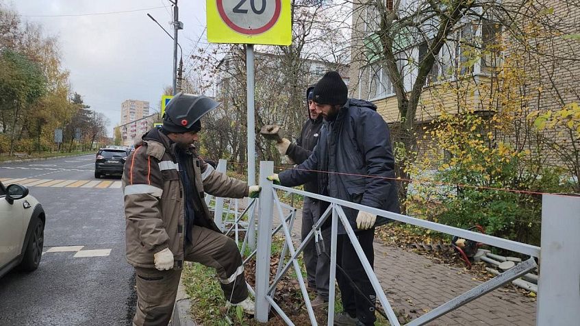 На смену неуловимым картонным пацанам пришли железные ограждения