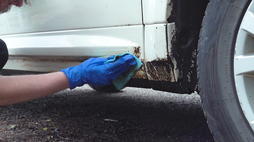 Липкая проблема: чем отмыть битум с автомобиля после ремонта на улице Рабочей