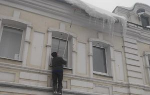 Истринцы настоятельно просят очистить крыши от снега и сосулек 