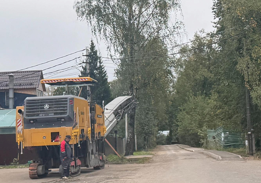 В Снегирях ремонтируют дорогу к школе